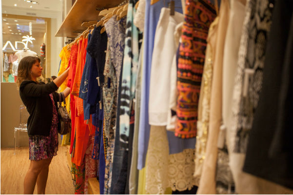 Luciana Caram (Blog Autêntica) conferindo as roupas