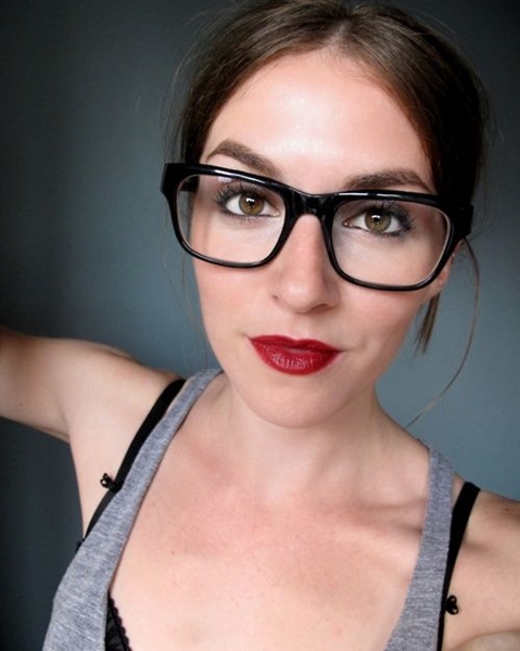 aprenda-maquiagem-oculos-batom-colorido