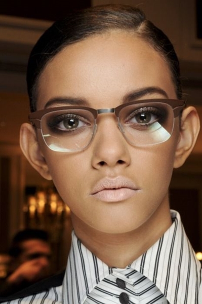 aprenda-maquiagem-oculos-tons-neutros