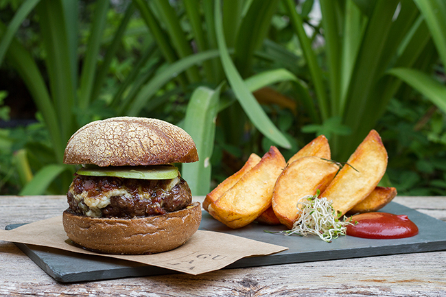 Hamburger Serramares - Burger Fest - Casa Guaja - Foto Mateus Baranowski...